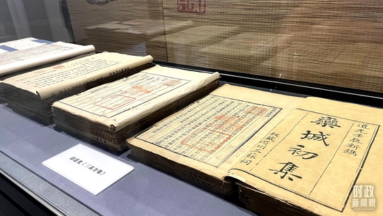 △三苏祠内的展陈品。(总台央广记者潘毅拍摄)