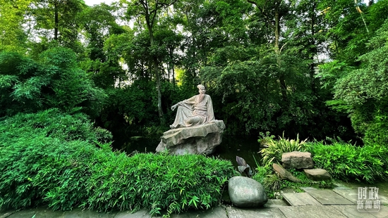 △三苏祠内的苏东坡雕塑。(总台央视记者杨新禹拍摄)