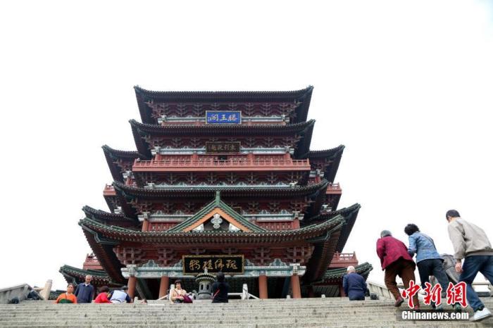 资料图:重阳佳节。民众来到位于江西南昌的滕王阁旅游区,登高祈福。<a target='_blank' href='/'><p align=