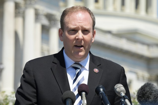 美国纽约州长候选人住所外发生枪击案 感慨“犯罪已蔓延到家门口”