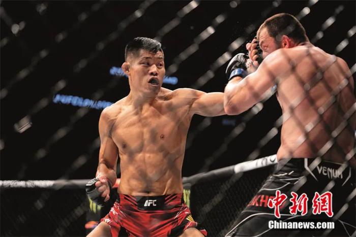 7月16日,2022UFC格斗之夜美国纽约站,李景亮(左)和穆斯里穆在比赛中。当日,在比赛的第二回合,李景亮先是后手重拳击倒对手,随后地面砸击TKO获胜,收获本场大战胜利。受访者供图