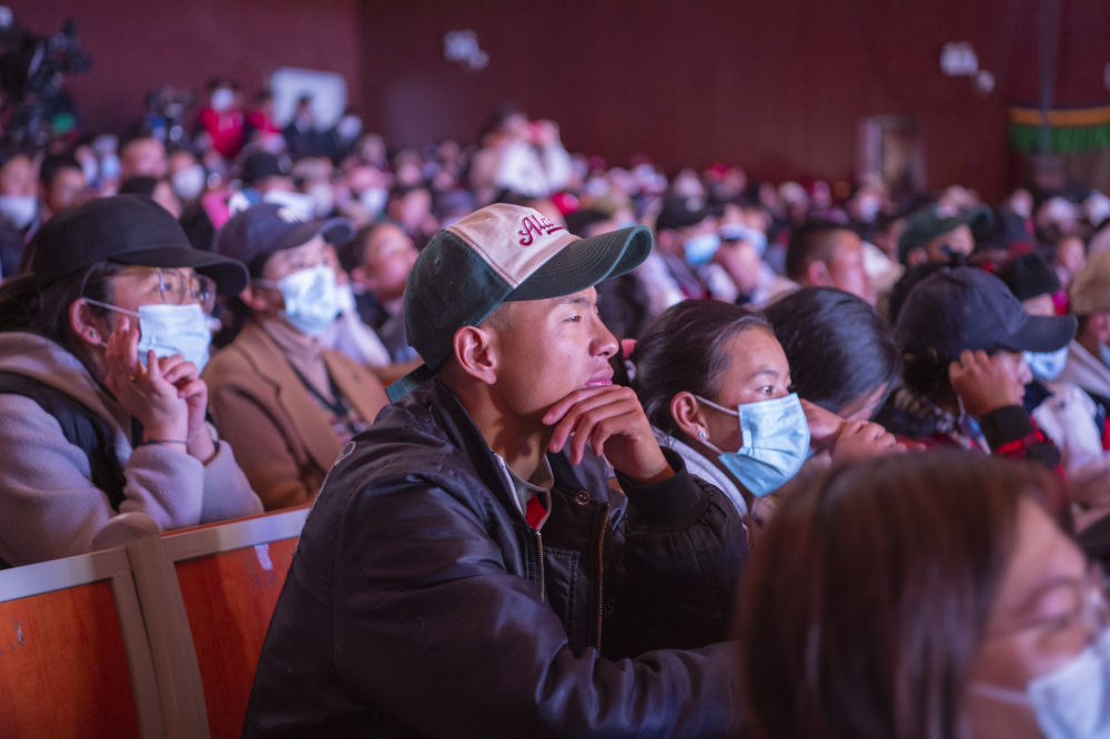 认真观看话剧的观众(3月28日摄)。旦增努布 摄