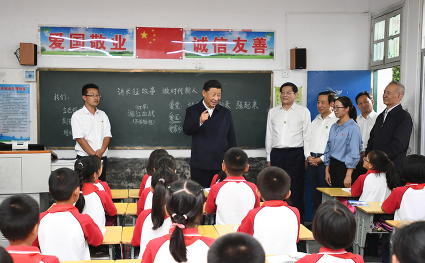 2020年9月16日,习近平总书记在湖南郴州汝城县文明瑶族乡第一片小学,同正在上思政课的同学们亲切交流。来源:新华社