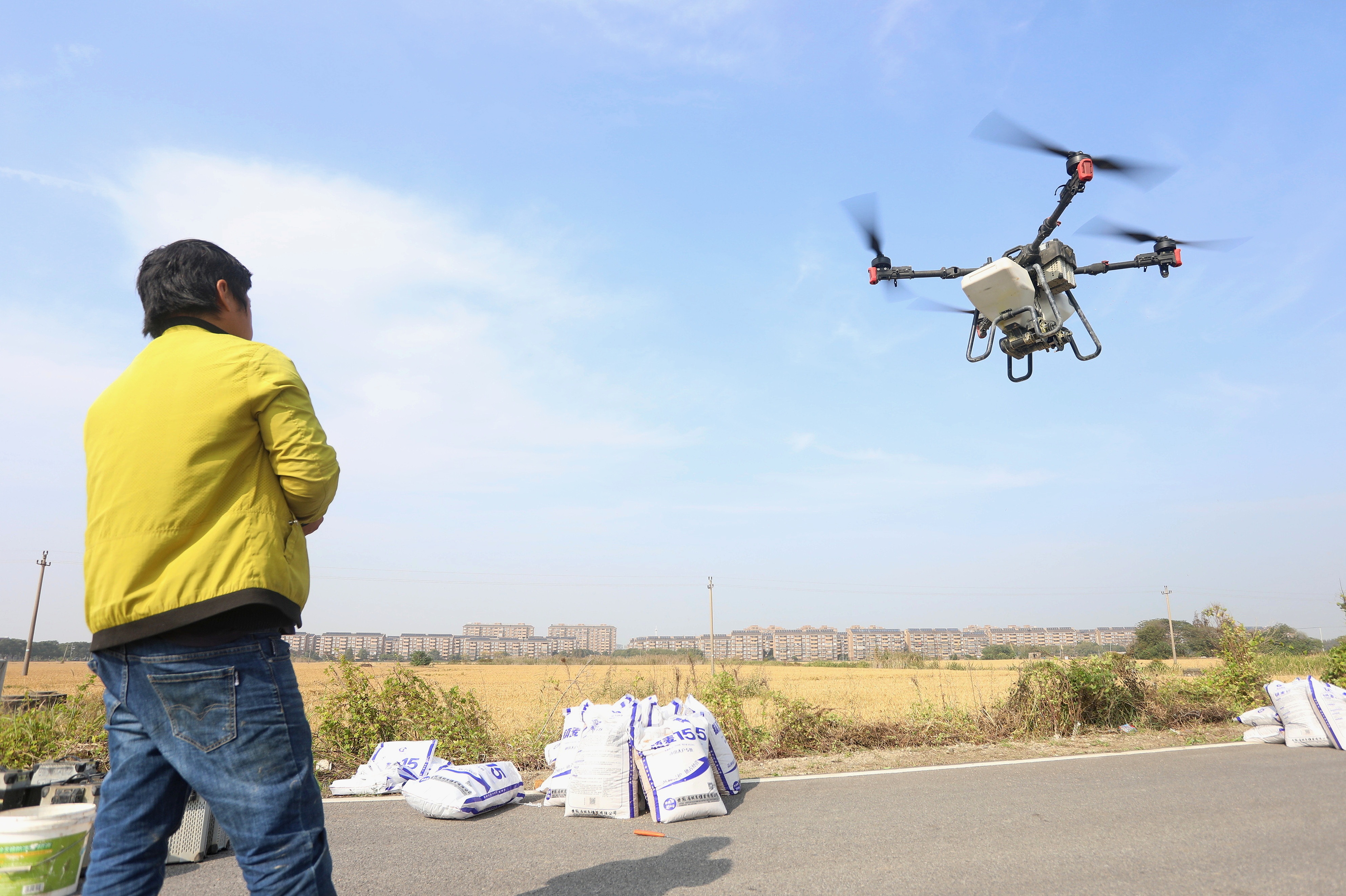 2023��11��15�գ��㽭���ˣ��Ϻ������ǽֵ�һ��ũ���ũ��������˻����ж�С��ɲ���