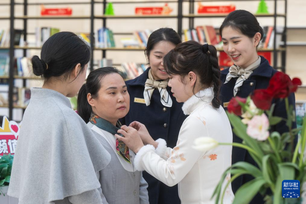 林誌玲罕與日籍老公拍大年夜片破婚變傳止 秀出性感噴鼻肩