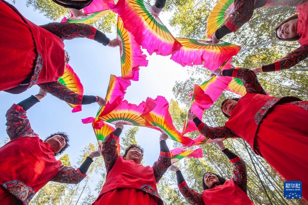 同類色服裝時尚插畫（同類色配合的服裝顯得柔和文雅）