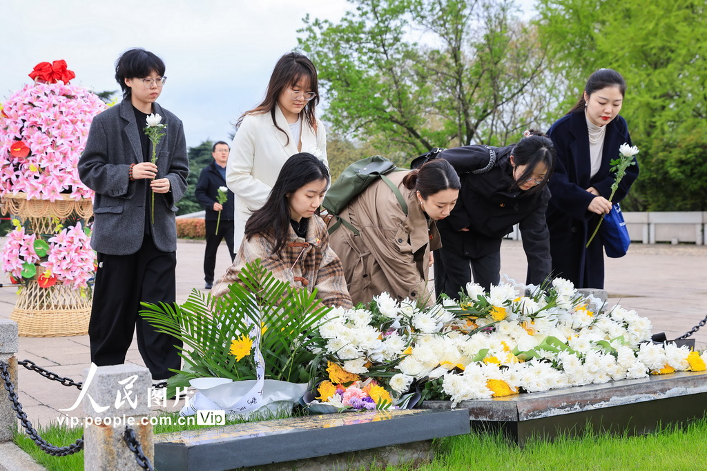 2024年4月3日,人们在南京雨花台烈士纪念碑前献花。苏阳摄(人民图片网)