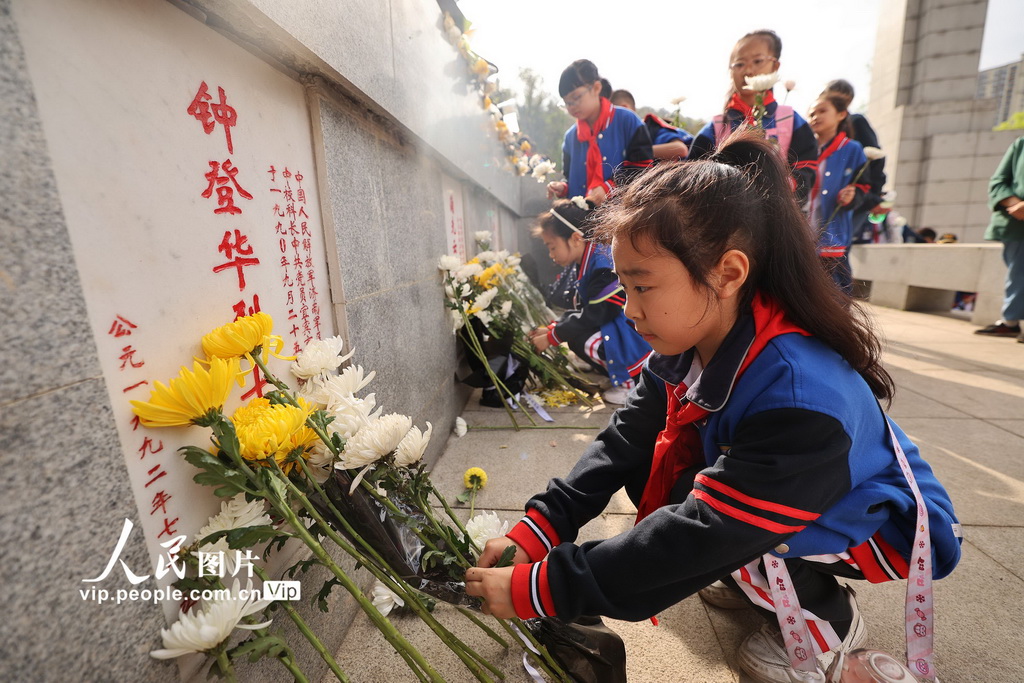 2024年4月3日,在位于四川省宜宾市翠屏区的宜宾市烈士陵园,少先队员向革命英烈敬献鲜花。兰锋摄(人民图片网)