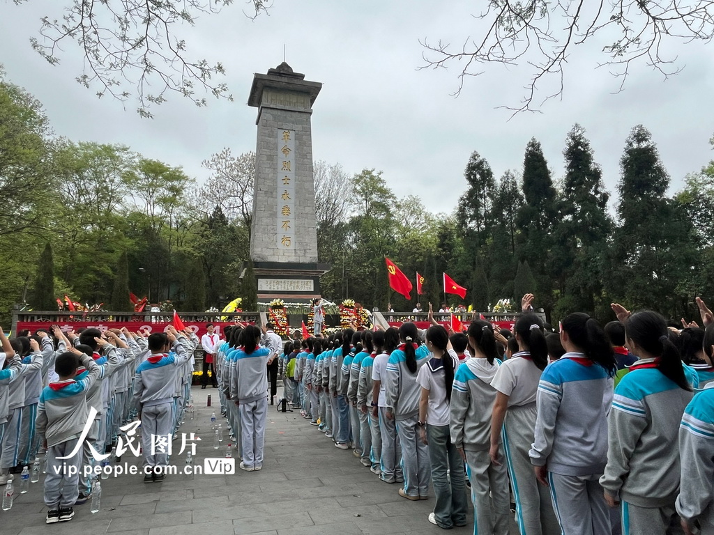 2024年4月3日,学生在贵州省福泉市红军烈士陵园缅怀先烈。黄欢摄(人民图片网)