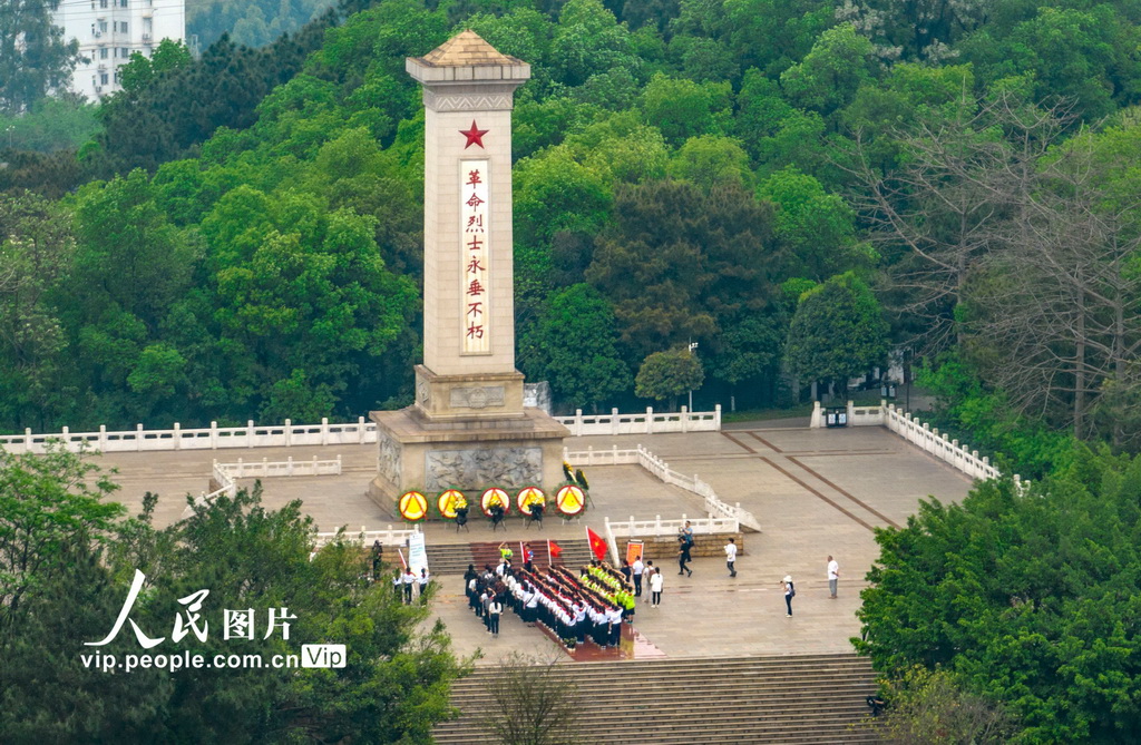 2024年4月3日,学生来到广西壮族自治区柳州市烈士陵园里缅怀英烈。黎寒池摄(人民图片网)