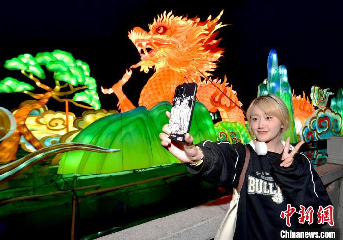 西藏拉萨:布达拉宫脚下点亮“秦淮灯会”