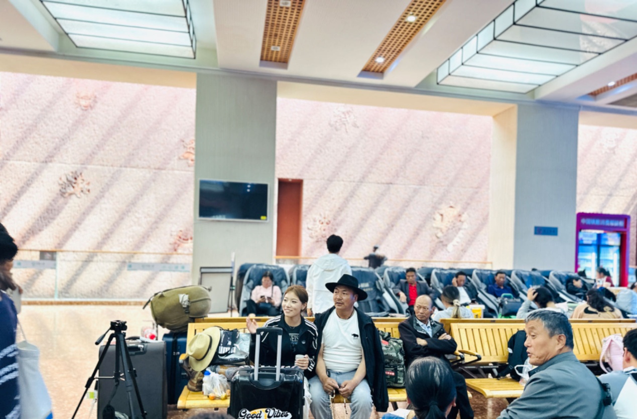 ��������վ�����Ⱥ��г��ĳ˿͡����������� ����������