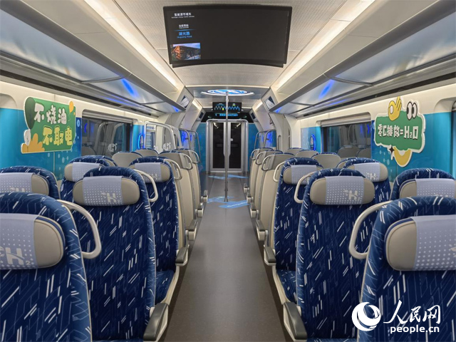 我国首列氢能源市域列车由位于吉林省的中车长客股份有限公司自主研制,该列车不烧油,不取电,可实现零碳排放。人民网记者 马俊华摄