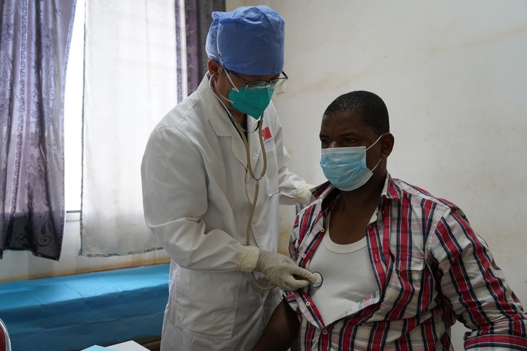 ��20��Ԯ�з��й�ҽ�ƶӣ�����ɽ��ΪԶ ������������