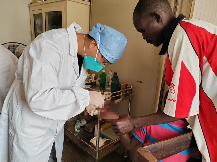 ��20��Ԯ�з��й�ҽ�ƶӣ�����ɽ��ΪԶ ������������