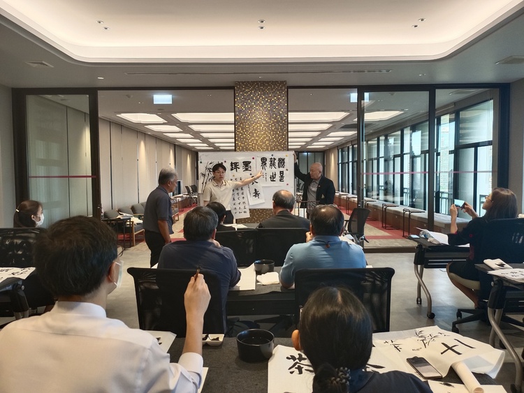 ��Ѷ�й���ح̩������ѧԺ��ʦ�Ľ��ո��� ����������ڹ������Ľ�����ҵ�ϲ���ǰ���Ķ�����