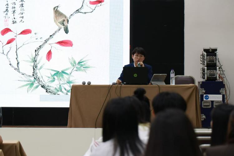 ��Ѷ�й���ح̩������ѧԺ��ʦ�Ľ��ո��� ����������ڹ������Ľ�����ҵ�ϲ���ǰ���Ķ�����