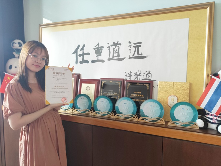 ��Ѷ�й���ح̩������ѧԺ��ʦ�Ľ��ո��� ����������ڹ������Ľ�����ҵ�ϲ���ǰ���Ķ�����