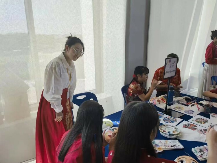 ��Ѷ�й���ح̩������ѧԺ��ʦ�Ľ��ո��� ����������ڹ������Ľ�����ҵ�ϲ���ǰ���Ķ�����