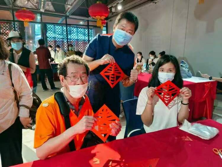 ��Ѷ�й���ح̩������ѧԺ��ʦ�Ľ��ո��� ����������ڹ������Ľ�����ҵ�ϲ���ǰ���Ķ�����