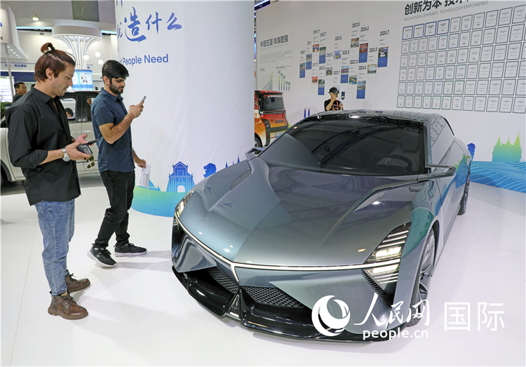 东博会上,上汽通用五菱展出的一款名为“东盟之光”的新能源概念车吸引参观者驻足。人民网记者赵益普摄