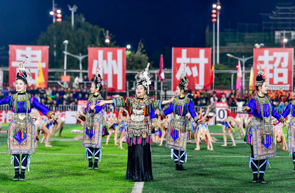 2025年3月14日,2025年贵州“村超”40强交叉赛在榕江“村超”足球场举行,演员在比赛间隙表演侗族大歌,民族文化伴随着体育赛事成功“出圈”。图片来源:新华社