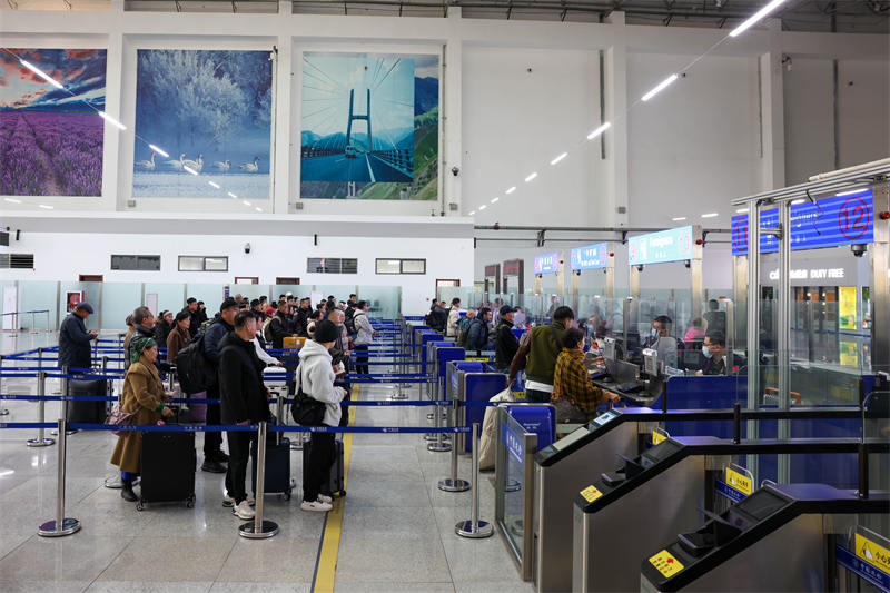 ͼΪ������˹��·�ڰ��ü��ֳ������ÿ������Ŷӵȴ����������߼�������������