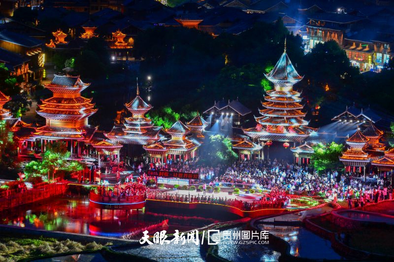 2025年5月1日,侗族群众在黎平县肇兴侗寨为游客演唱侗族大歌。卢忠南 摄.jpg