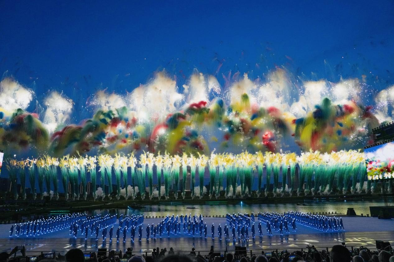 �ɶ����˻ῪĻ��չ�ֳ��й�ʽ�ִ�����ǧ����