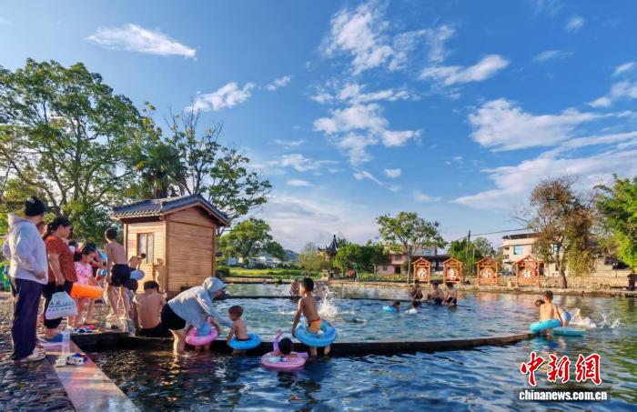 台湾设计师妙手点靓“冷泉小镇”