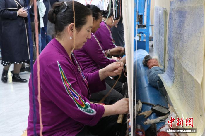 （走进中国乡村）新疆地毯“破圈”出海 传统手艺“织”出新机