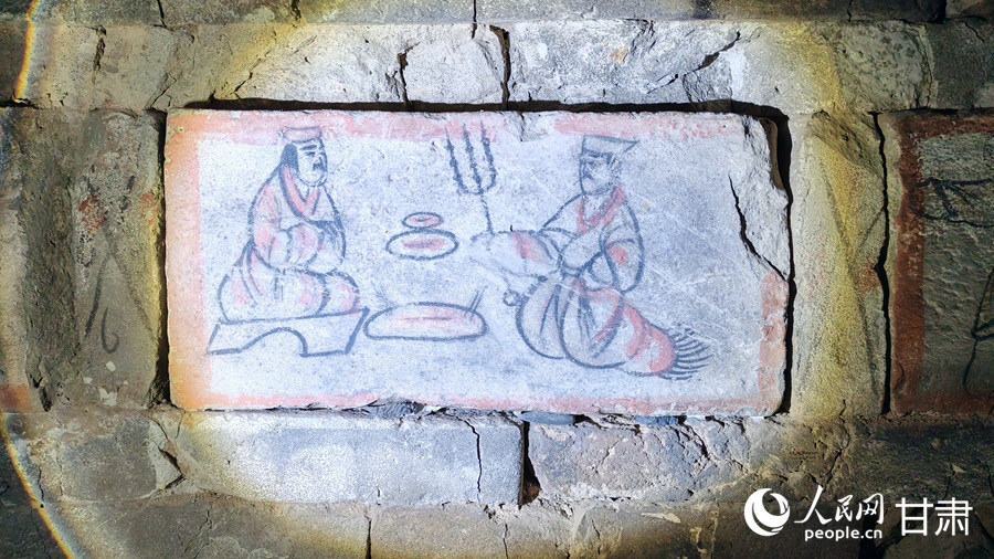 《烤肉图》壁画砖。(主办方供图)