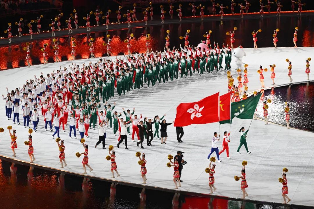 广东省体育代表团、香港特别行政区体育代表团、澳门特别行政区体育代表团在入场仪式上共同入场。 新华社记者 胡虎虎 摄