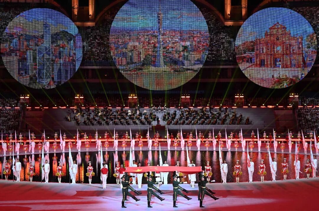 旗手护送中华人民共和国国旗入场。