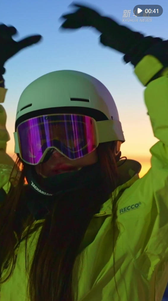 新疆阿勒泰：滑累了就在雪场山顶一起摇摆