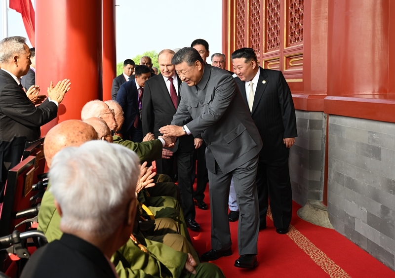 2025��9��3�գ�ϰ��ƽ�����ͬ��ս��սʿ��ͬ־�����������֣������Ǳ�ʾ��߾��⡣