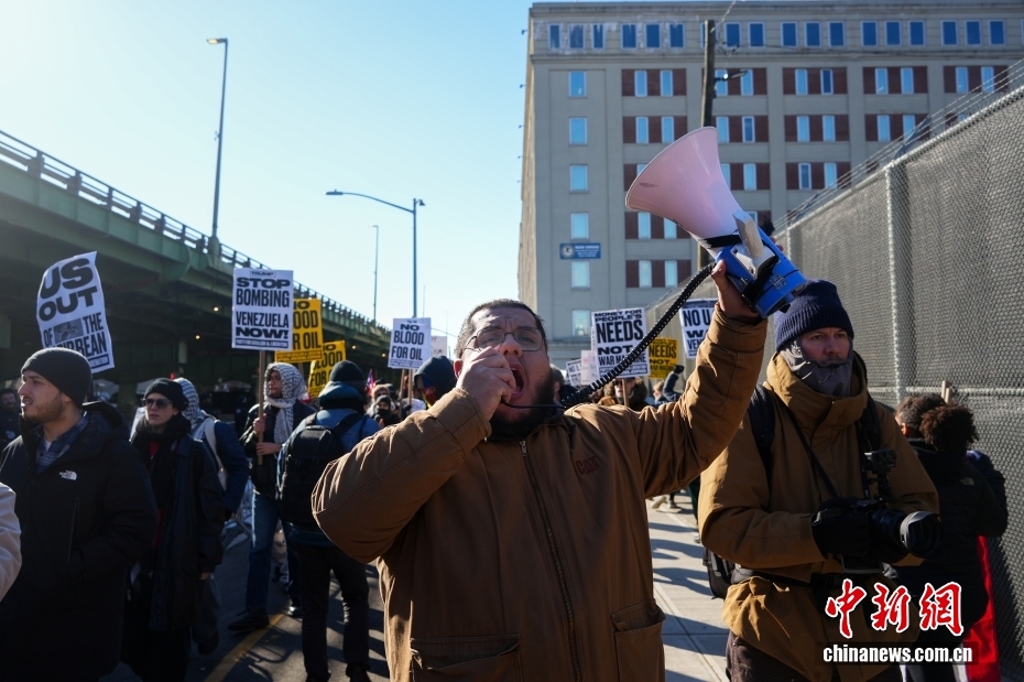 纽约举行示威抗议美国对委内瑞拉军事打击