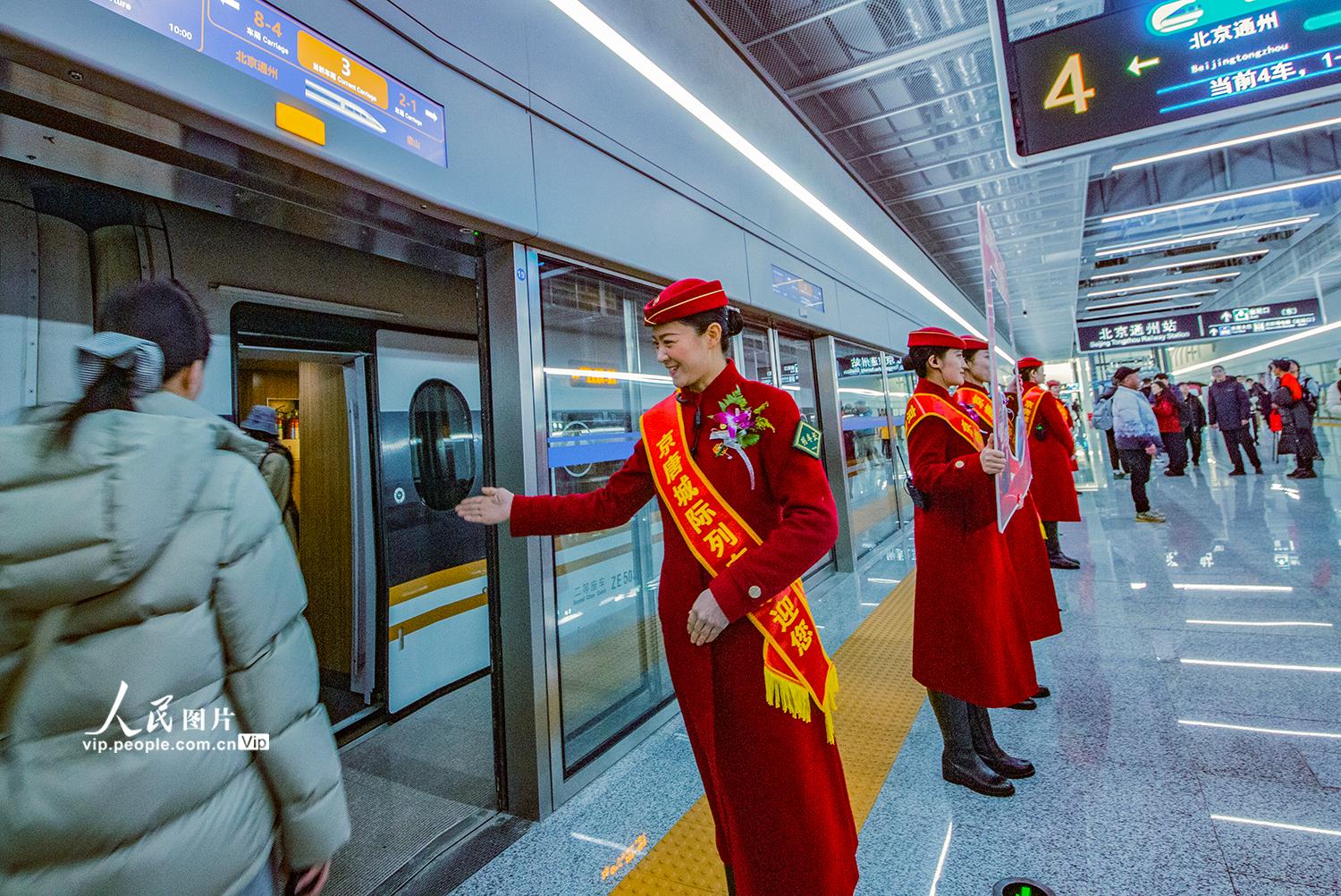 2025年12月30日,乘务组在站台迎接旅客。