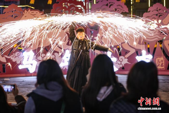 (新春走基层)贵州贵定:多彩活动闹新春