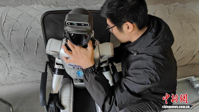 神州写真）中国机器人租赁升温“二次开发”成新落点(图1)