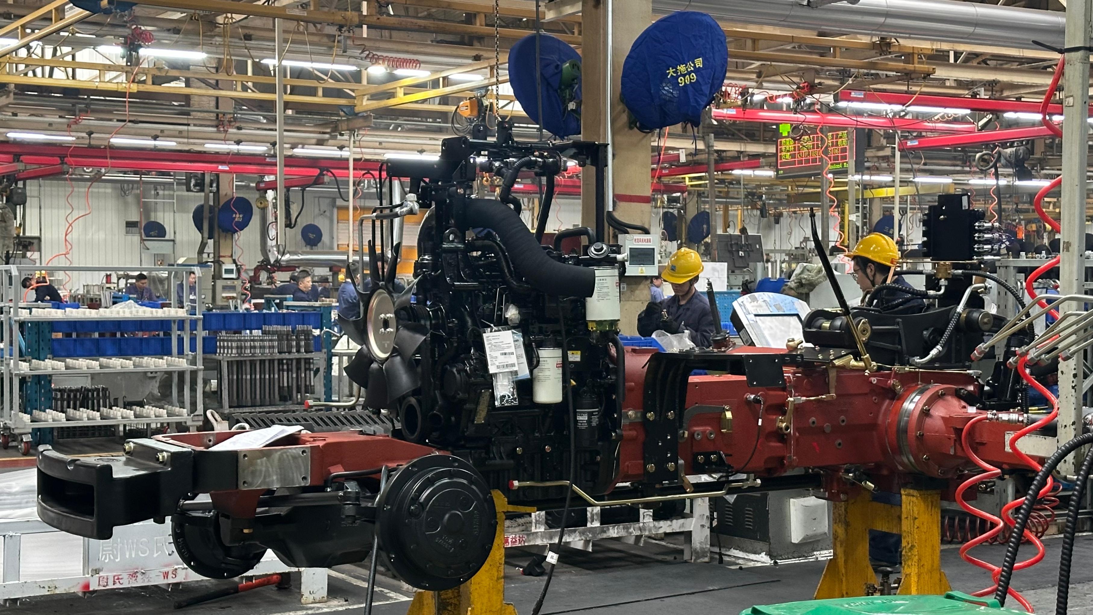 中国一拖农机生产车间。人民网记者 王绍绍摄