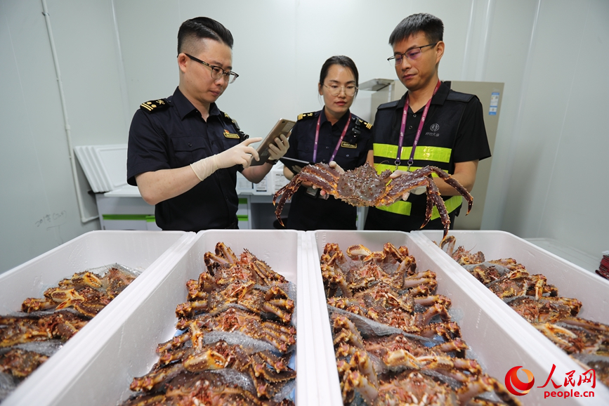 ���ع�����Ա�Ի�����в��顣���������� ����ƽ��