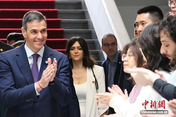 4月13日,北京,正在对中国进行正式访问的西班牙首相桑切斯(左)在清华大学与学生互动。 <a target='_blank' href='/' _fcksavedurl='/'><p align=