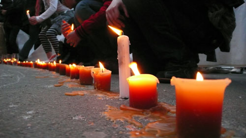 组图:埃菲尔铁塔下哀悼震灾遇难同胞的烛光