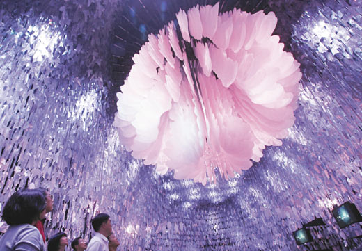 花博“梦想馆”二厅的巨大花瓣迷宫,让参观民众化身昆虫,穿梭在花瓣迷宫中,透过传递花粉过程,感受植物与昆虫的互利合作关系。图片来源:台湾《联合报》