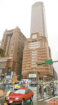 北市「地王」與「路王」均在台北車站前、新光摩天大樓周邊。范厚民攝