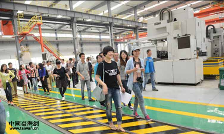 全国网络媒体宝鸡行记者们走进宝鸡石油机械公司 全国网络媒体宝鸡行记者们走进宝鸡石油机械公司