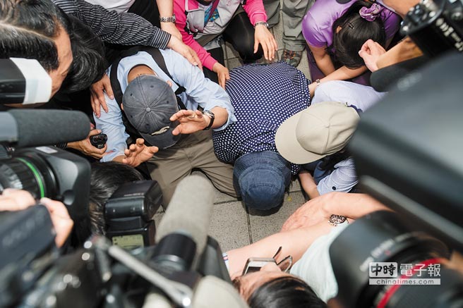 郑捷父母现身江子翠站外下跪道歉 郑捷父母现身江子翠站外下跪道歉