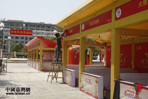 庙会的基础设施工作已进入收尾阶段,现场布置人员做最后修补。 庙会的基础设施工作已进入收尾阶段,现场布置人员做最后修补。