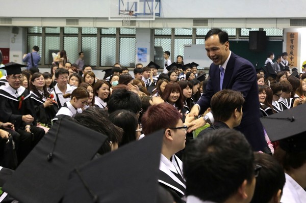 朱立伦出席毕业典礼,叮咛学生:千万不要从政 朱立伦出席毕业典礼,叮咛学生:千万不要从政